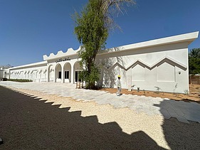 Modernisiertes Museumsgebäude des Al Ain Museums mit heller Steinfassade und Außenbereich