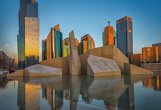 die erste Bibliothek und das erste Theater der Stadt