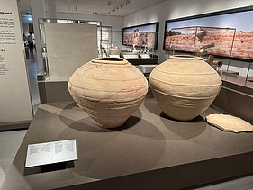 Ausstellungsbereich des Al Ain Museums mit zwei historischen Gefäßen 
