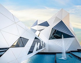 Futuristisches Gebäude der Sky-Venture-Anlage auf Yas Island mit weißer Fassade und großen Glasflächen