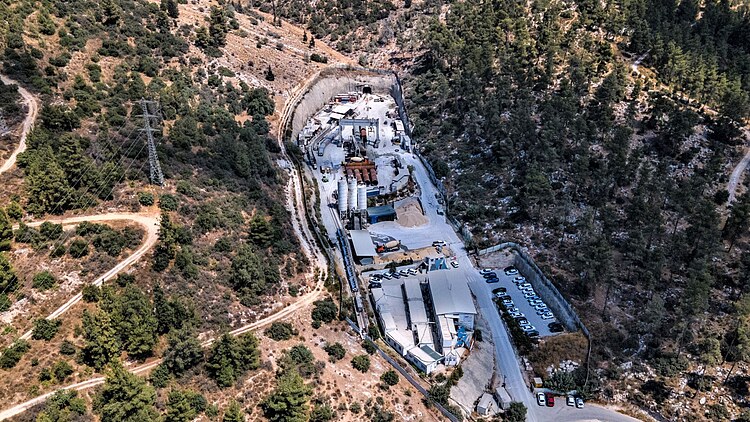 Luftaufnahme einer Tunnelbaustelle für die Wasserleitung nach Jerusalem in bewaldetem Berggelände