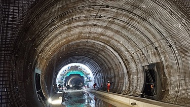 Konovo-Tunnel mit freiliegender Bewehrung und Schalungssystem vor Beginn der Abdichtungsarbeiten