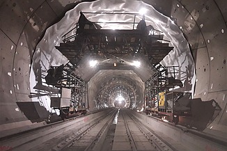 Weiße Abdichtungsschicht imTunnel