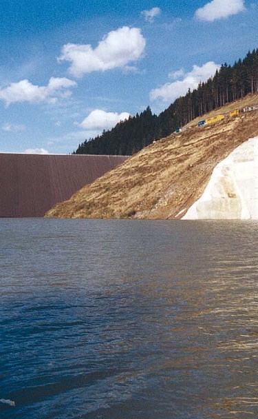 Der Auftrag umfasst die Sanierung der Asphaltabdichtung des Unterbeckens des bestehenden Pumpspeicherwerks in Goldisthal