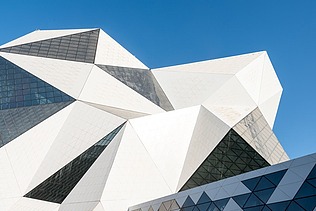 Futuristisches Gebäude der Sky-Venture-Anlage auf Yas Island mit weißer Fassade und großen Glasflächen