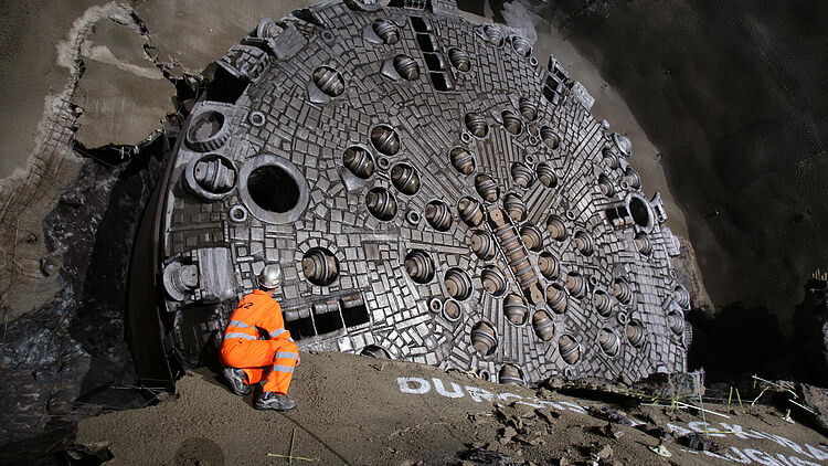 Bohrkopf der Tunnelbohrmaschine beim Durchschlag der KAT2-Röhre des Koralmtunnels zwischen Graz und Klagenfurt