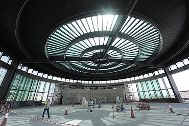 Die verglaste Fassade besteht im Wesentlichen aus sechs einfach gebogenen Glasmodulen