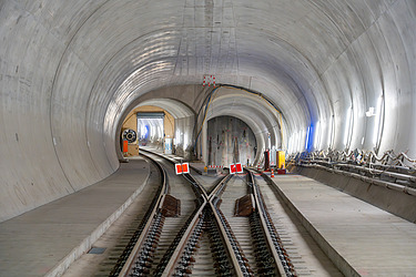 Blick in den Pfaffensteigtunnel mit einer eingebauten Gleisweiche