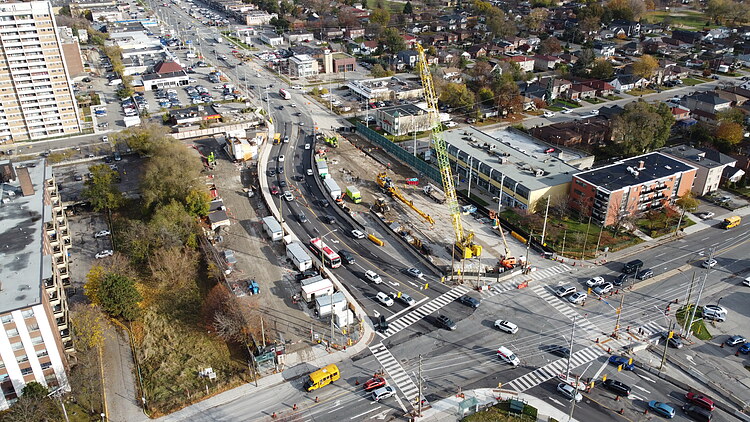 Bauarbeiten für den Tunnelvortrieb der Scarborough Subway Verlängerung an einer städtischen Kreuzung mit Großkran und Verkehr