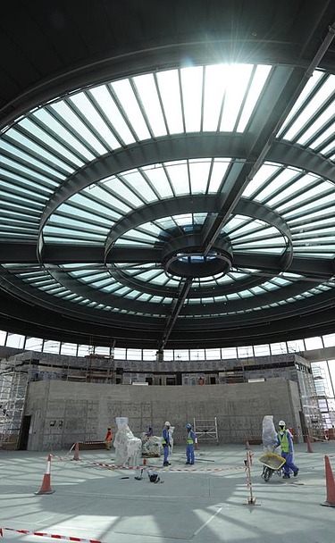 Die verglaste Fassade besteht im Wesentlichen aus sechs einfach gebogenen Glasmodulen