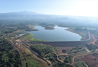 Der 40 m hohe und 1 km lange Damm, der etwa 130 km nordöstlich der kenianischen Hauptstadt Nairobi gebaut wurde