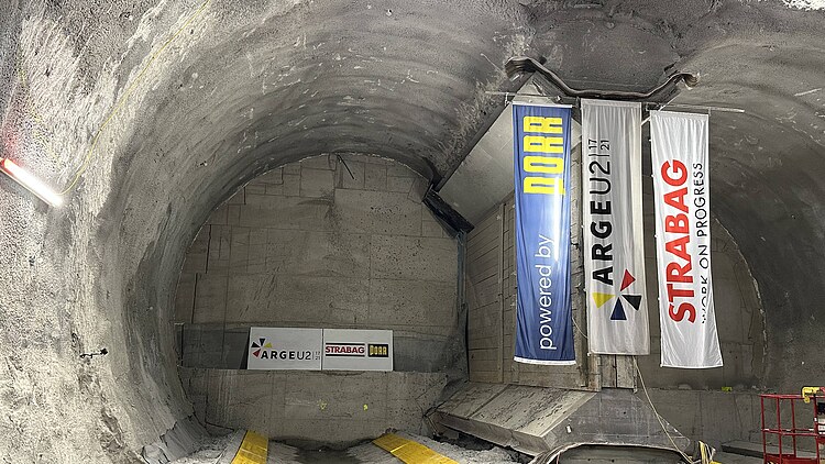 Tunnelquerschnitt der U2 Wien mit Baustellenbereich und Projektbannern im unterirdischen Rohbau