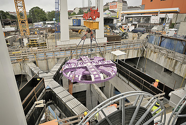 The cutting wheel, the showpiece of the TVM, at Matzleinsdorfer Platz. It weighs approx. 78 tons, has a diameter of 6.88 meters and is equipped with around 40 rolling chisels and 100 peeling knives.