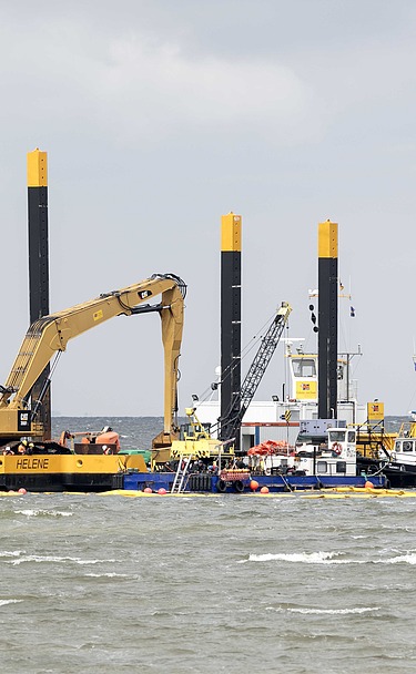 The geological conditions consisted of sand and clay with glacial boulders of rocks in the intermediate zone in between.