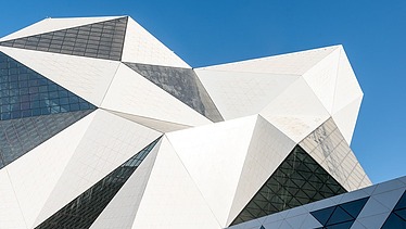 Futuristisches Gebäude der Sky-Venture-Anlage auf Yas Island mit weißer Fassade und großen Glasflächen