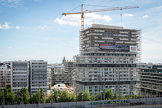 Wohnungsbau mit einem Kran im Hintergrund in einem städtischen Gebiet