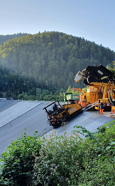 ehabilitation of the dam embankment and new construction of a controlled sealing.