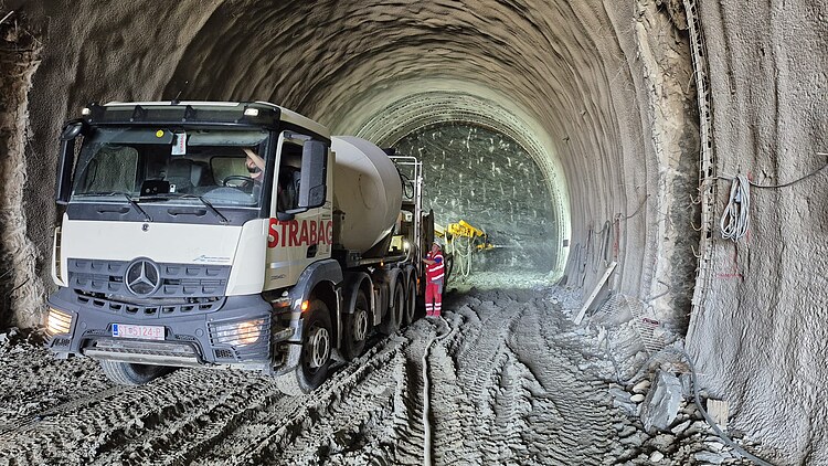 Vorbereitungen für das Tunnelprojekt mit einem STRABAG gebrandetem LKW im Tunnel