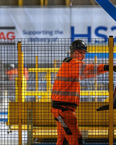 STRABAG Fabrik Hartlepool Ein Bauarbeiter hinter einem Gitter