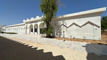 Modernisiertes Museumsgebäude des Al Ain Museums mit heller Steinfassade und Außenbereich