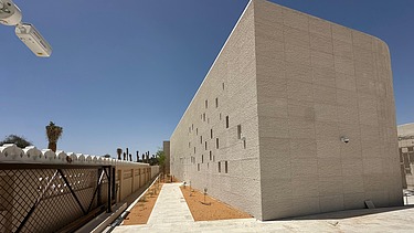 Modernisiertes Museumsgebäude des Al Ain Museums mit heller Steinfassade und Außenbereich
